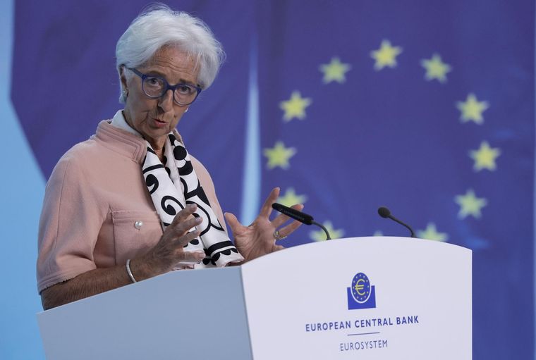 La presidenta del Banco Central Europeo, Christine Lagarde trazó un sombrío panorama internacional, pero aclaró que la inflación en el bloque está en vías de alcanzar la meta prevista. Foto: EFE