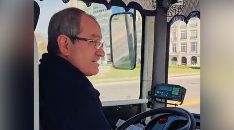 Rogelio trabaja como chofer desde hace más de 30 años Foto: Captura de video