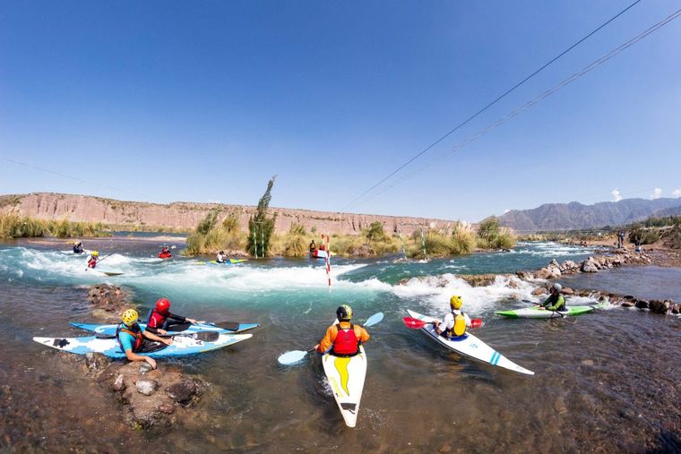 El turismo deportivo atrae visitantes todo el año y fortalece las economías locales.