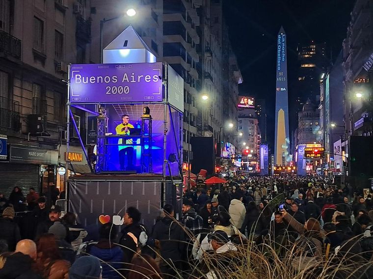 Calle Corrientes se vistió de fiesta por los 90 años del Obelisco. Calle Corrientes se vistió de fiesta por los 90 años del Obelisco.