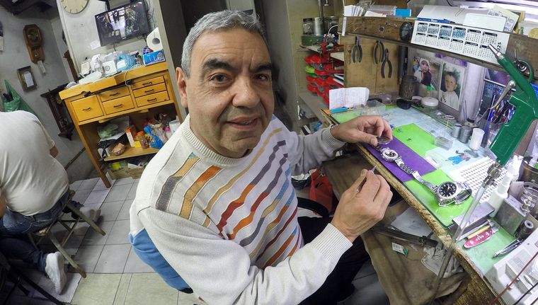 Donde otros ven objetos viejos, Cacho Gutiérrez ve historias que merecen seguir latiendo. Foto: ALF PONCE MERCADO / MDZ