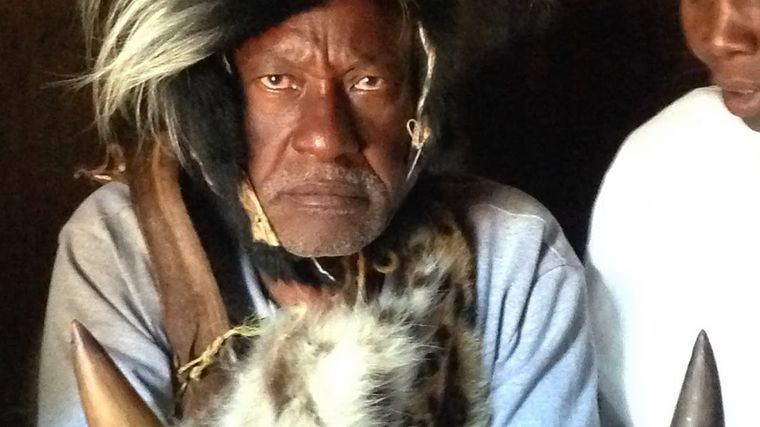 Los curanderos o médicos brujos en Uganda tienen mucho poder. Foto: Kigezi.