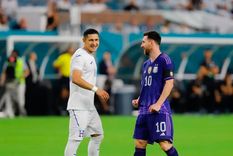 Messi y a su lado Castellanos, una postal repetida en el Argentina 3 - Honduras 0 (foto: @kameloki).
