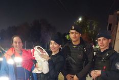La beba en manos de la Policía Foto: Gentileza