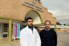 El Dr. José María Llaver, director del Hospital Perrupato, y Gustavo Cabrera, director de Salud de la zona Este, hablaron con la prensa sobre lo ocurrido. El Dr. José María Llaver, director del Hospital Perrupato, y Gustavo Cabrera, director de Salud de la zona Este, hablaron con la prensa sobre lo ocurrido.