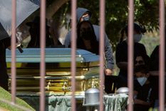 Las personas que se acercaron al entierro ocultaron sus identidades con mascarillas.