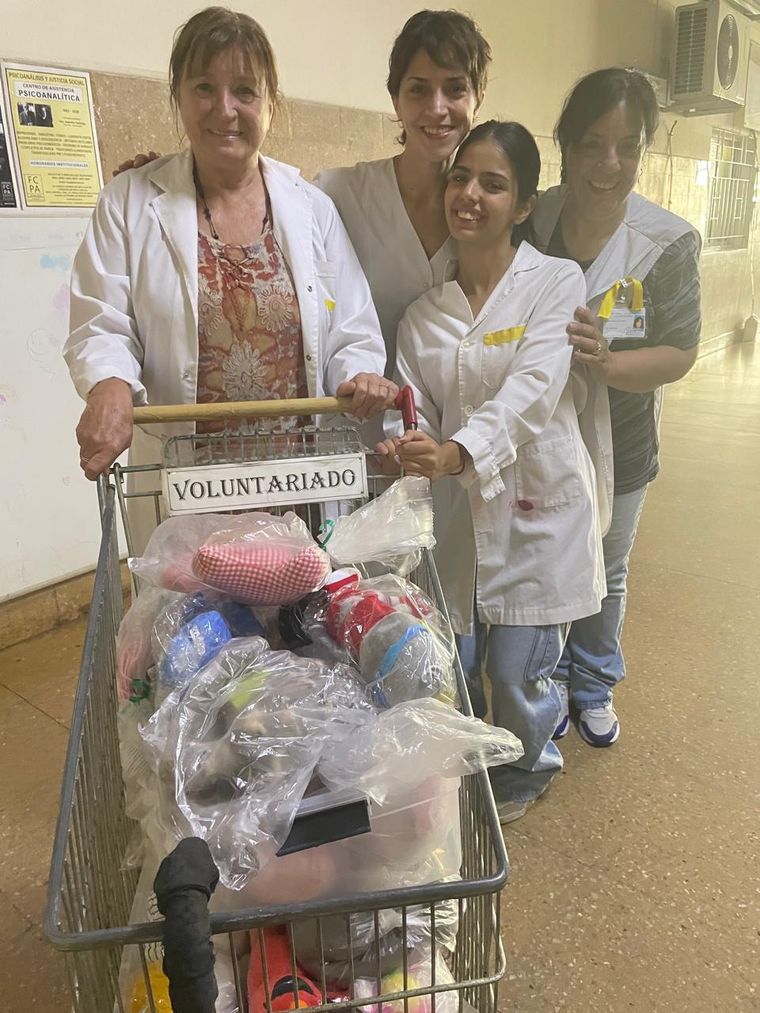El equipo del Voluntariado del Hospital de Clínicas de la Universidad de Buenos Aires (UBA) llevando los regalos para los niños que pasan la Navidad en el nosocomio. El equipo del Voluntariado del Hospital de Clínicas de la Universidad de Buenos Aires (UBA) llevando los regalos para los niños que pasan la Navidad en el nosocomio.