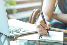 En momentos de duelo, crisis, transición vital o saturación emocional, la escritura se vuelve un refugio.