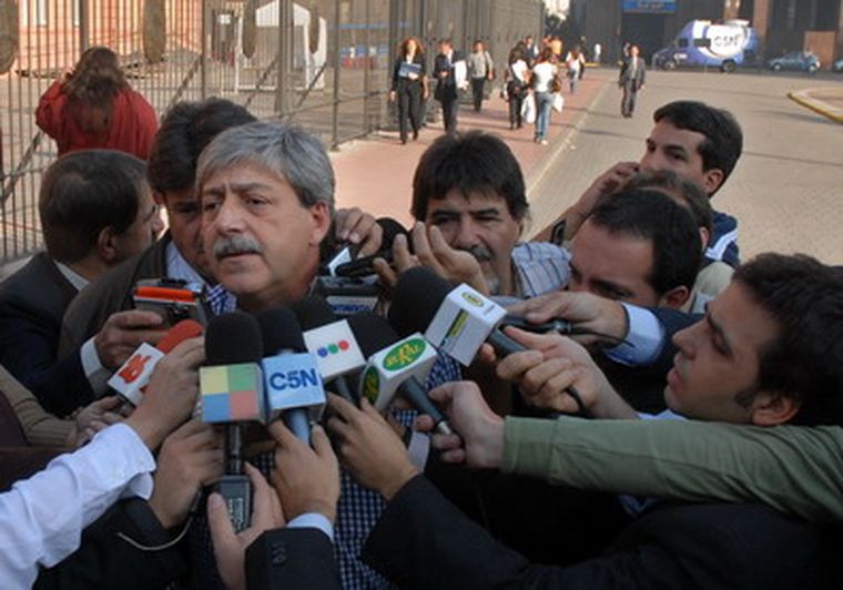 El momento en que un representante del agro, Eduardo Buzzi, ingresa a la Casa Rosada. Foto: NA