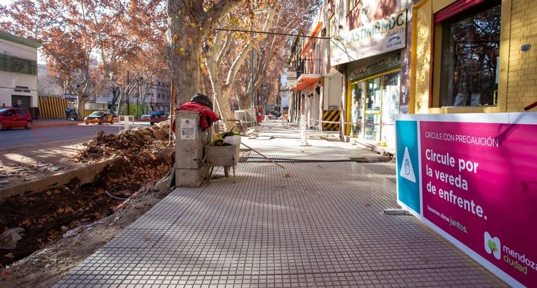 Las obras en la avenida Godoy Cruz obligan a modificar recorridos y establecer nuevas paradas de colectivos.