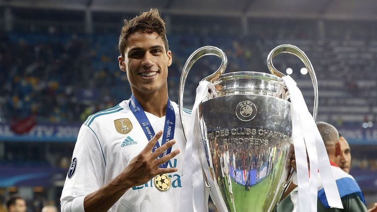 Con una de sus cuatro Orejonas; Varane, en la cima de Europa. Foto: Real Madrid