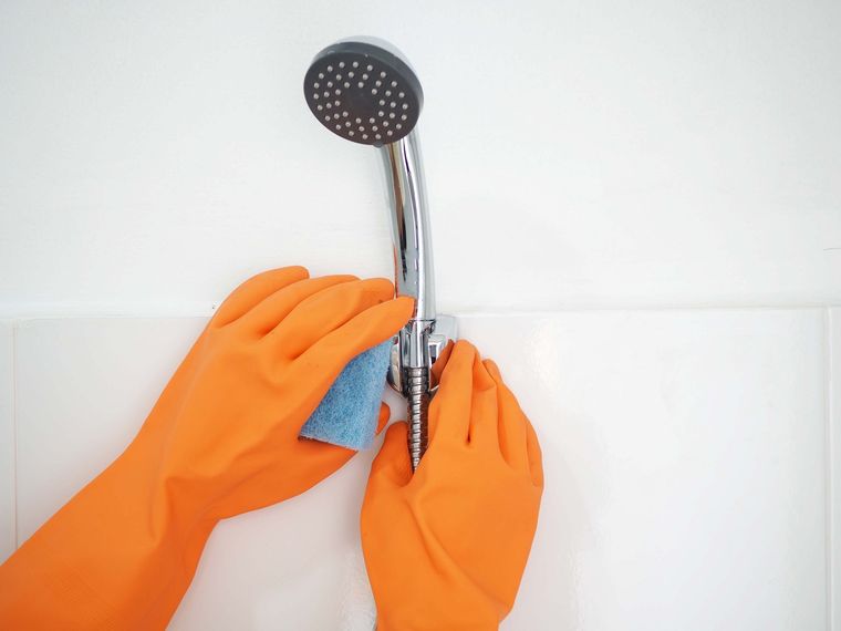 LIMPIAR EL SARRO PUEDE APARECER POR LAS ALTAS CONCENTRACIONES DE CALCIO Y CARBONATOS DE MAGNESIO EN EL AGUA Foto: SHUTTERSTOCK