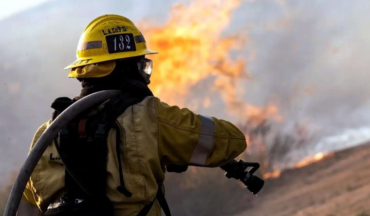 bomberos incendio Los bomberos trabajan duro en Canadá, pero las llamas avanzan. Foto: Efe.