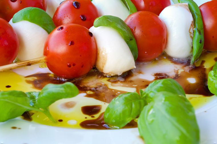 Esta receta aunque servida en pinchos, esta versión mantiene los colores de la bandera italiana: rojo, blanco y verde. Esta receta aunque servida en pinchos, esta versión mantiene los colores de la bandera italiana: rojo, blanco y verde.