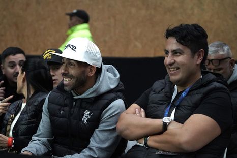 Carlos Tevez junto a Santiago Britos, presidente de la Asociación del Padel Argentino. Carlos Tevez junto a Santiago Britos, presidente de la Asociación del Padel Argentino.