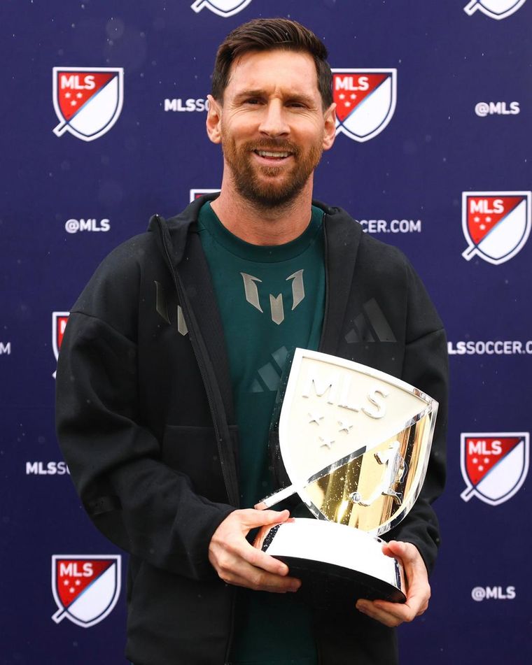 Messi recibió el MVP de la MLS 2025 y posó con el trofeo. Messi recibió el MVP de la MLS 2025 y posó con el trofeo.