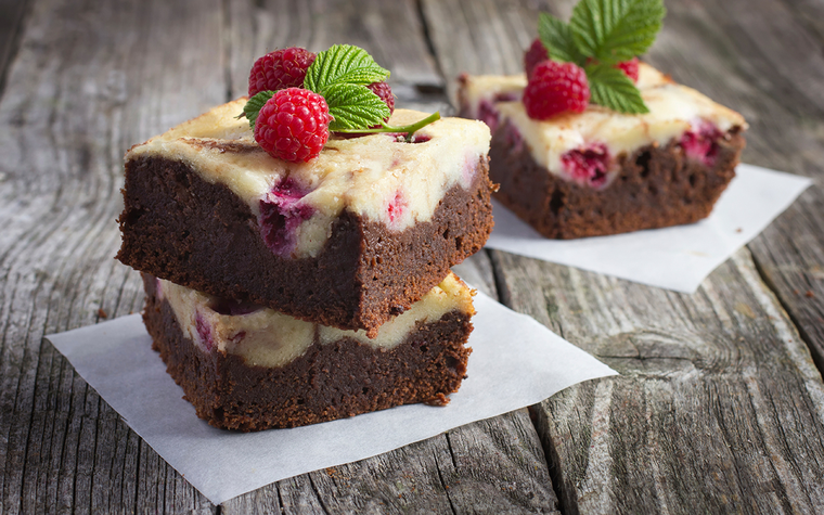 También puedes agregarle fresas a este delicioso cheesecake brownie Foto: Shutterstock