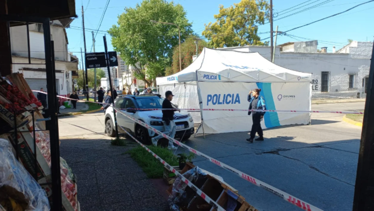 El delincuente fue visto por un efectivo policial cuando intentaba robarle el auto a un adulto mayor.