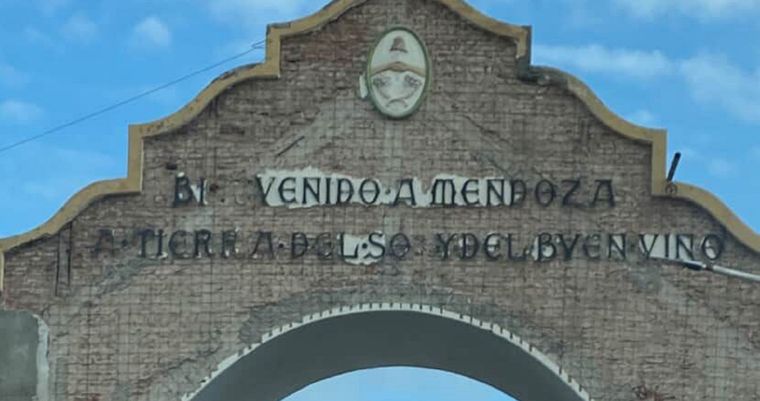 Arco de ingreso a Mendoza Arco del Desaguadero