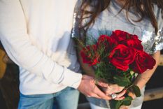 Regalar ramos de flores volvió a ponerse de moda y las florerías tiene cada año clientes más jóvenes no solo en el Día de los Enamorados Foto: Freepik