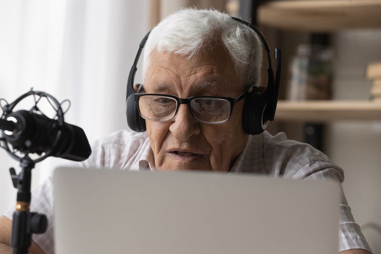 Inauguran la primera plataforma multimedia creada por y para adultos mayores. Foto: Shutterstock