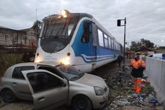 El siniestro ocurrió este viernes cerca de las 8:15, cuando un Renault Clío cruzó un paso nivel en barrio Alta Córdoba, y fue embestido por una formación de Tren de las Sierras. Foto: Policía de Córdoba