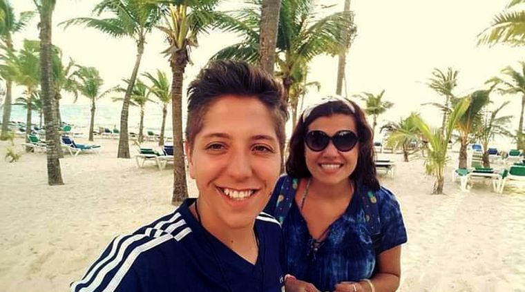 Hace 15 años comenzó la historia de amor de estas mujeres que hoy son madres de trillizos Foto: Gentileza