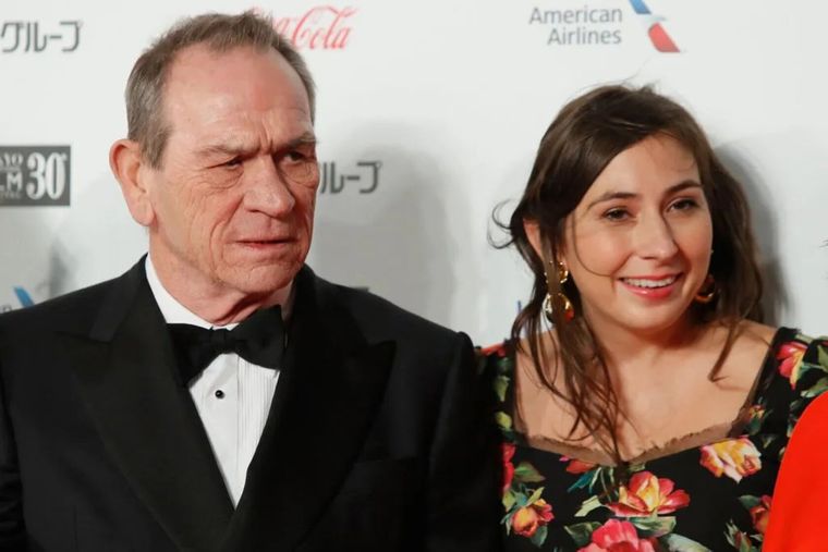 Victoria Jones junto a su padre, Tommy Lee Jones. Foto: X. Victoria Jones junto a su padre, Tommy Lee Jones. Foto: X.