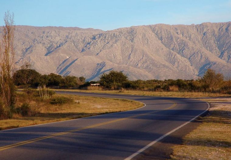 Esta travesía por las Sierras Centrales revela la diversidad de paisajes y la calidez de los pueblos argentinos, entre bosques, ríos y tradiciones que sorprenden en cada parada del camino.