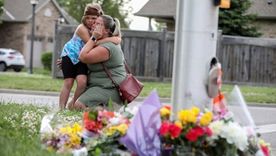 Los vecinos de Londres, en Ontario, dejan flores en donde ocurrió el ataque contra la familia musulmana. Foto: REUTERS