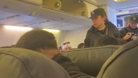 Un joven fue detenido tras intentar encender un cigarrillo dentro de un avión Foto: captura video
