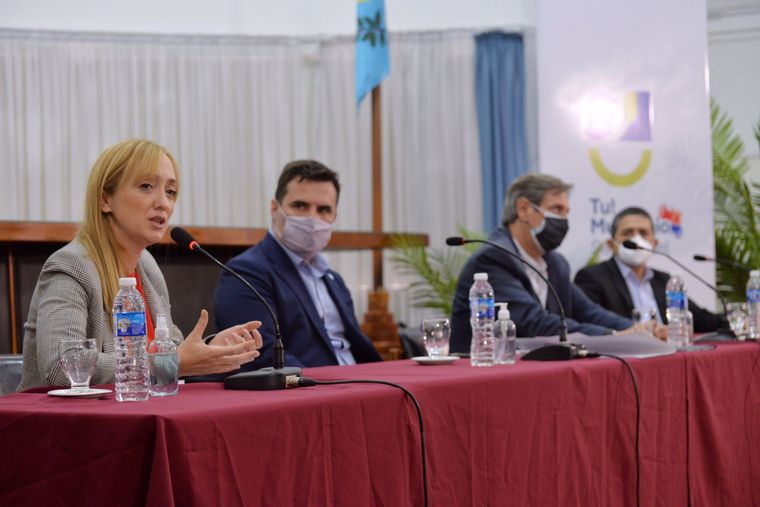 Anabel Fernández Sagasti, con el secretario de Energía de la Nación y los intendentes de San Rafael y General Alvear. Foto: Prensa Anabel Fernández Sagasti