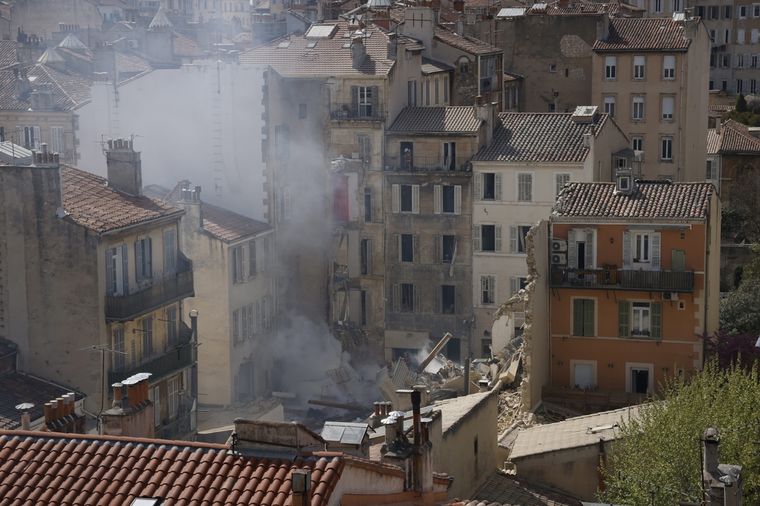 l sitio de una explosión que condujo al colapso de al menos un edificio en Marsella, Foto: EFE/EPA/FRANCK PENNANT MAXPPP FUERA, CRÉDITO OBLIGATORIO PHOTOPQR/LA PROVENCE/FRANCK PENNANT