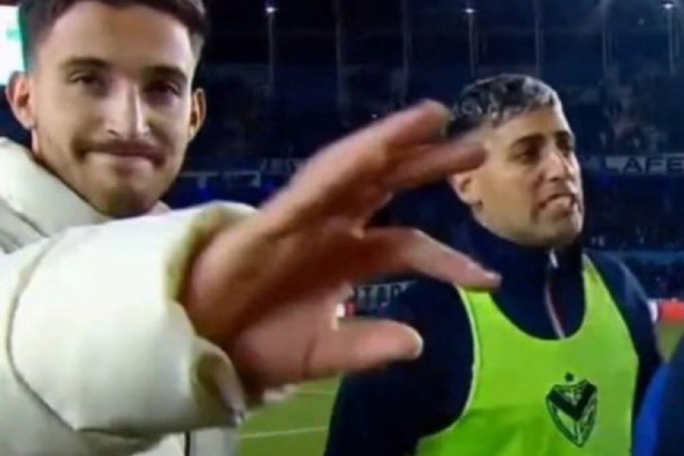 Garayalde hizo el gesto de robo tras el penal no cobrado a favor de Vélez en cancha de Racing Foto: TNT Sports