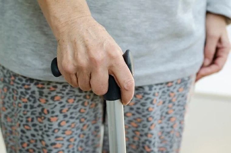 Una anciana sufrió un violento robo en la ciudad de La Plata. Foto: NA