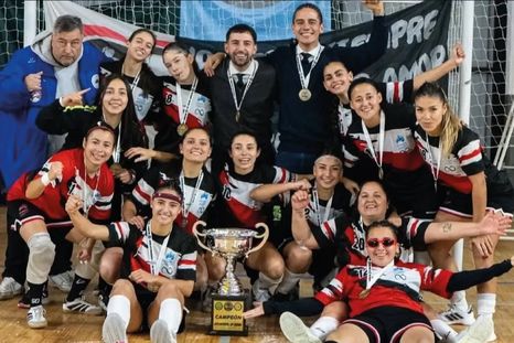 Maipú llegó a lo más alto del futsal femenino tras ganar la Copa Intercontinental en Mar Chiquita. Maipú llegó a lo más alto del futsal femenino tras ganar la Copa Intercontinental en Mar Chiquita.