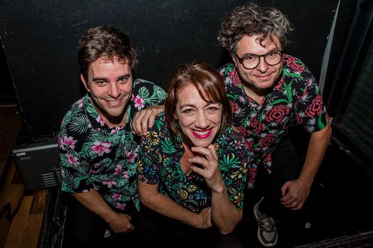 Luciano Barreda, Paula Farías y Rodrigo Bello interactuan con el público desde el escenario.