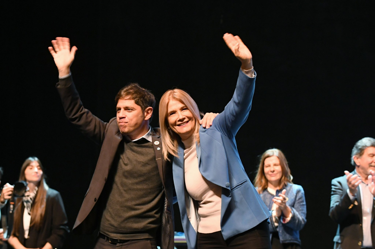 La vicegobernadora y presidenta del Senado bonaerense, Verónica Magario dandole con su voto de desempate la media sanción al proyecto del kirchnerismo por la vuelta a las reelecciones indefinidas de Legisladores, concejales y consejeros escolares; llevo un poco de calma a la interna peronista 