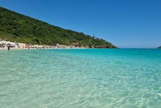 Pontal do Atalaia es una de las postales más famosas de Arraial do Cabo, en la Región de los Lagos.