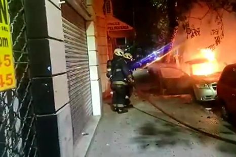 Bomberos trabajando en el lugar del hecho