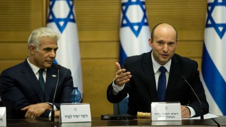 El centrista Yair Lapid y el derechista Naftali Bennet se alternarán en el cargo de primer ministro. Foto: GETTY IMAGES