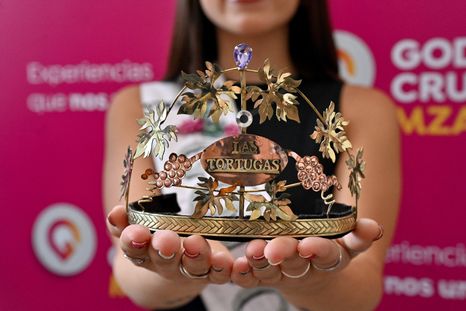 Las nuevas coronas fueron diseñadas por Nicolás Ortega Lara. Las nuevas coronas fueron diseñadas por Nicolás Ortega Lara.