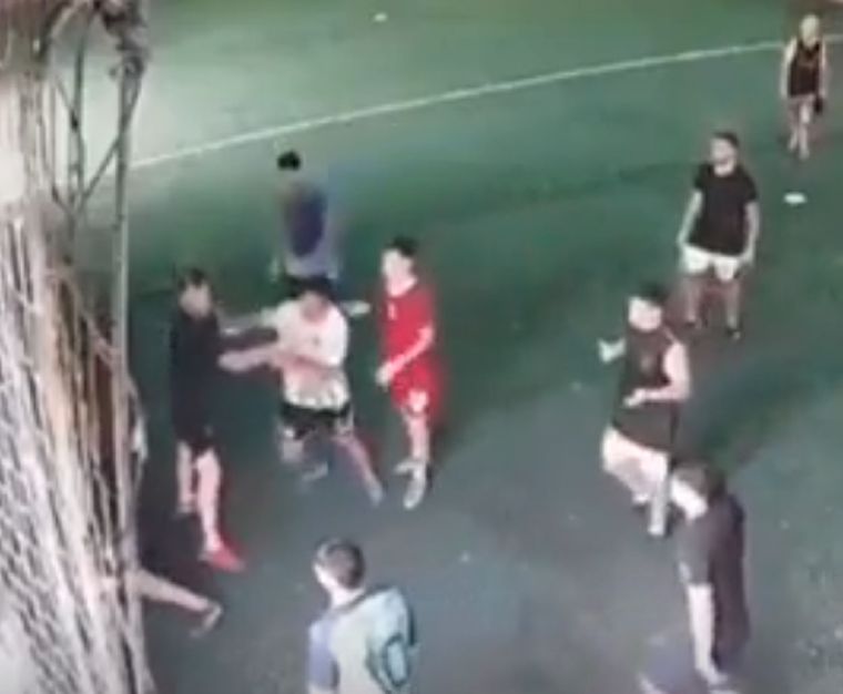 Las cámaras de seguridad del complejo captaron el momento en el que se desató la gresca entre los jugadores.