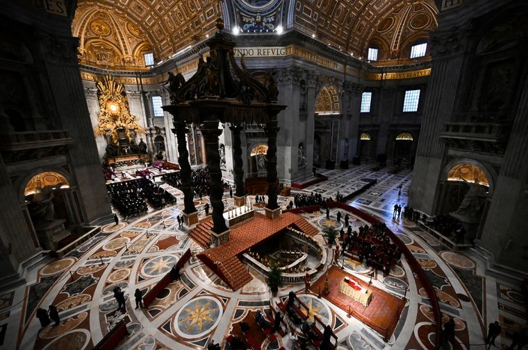 Una multitud de fieles se despidió del papa emérito Benedicto XVI en la Basílica de San Pedro. Foto: Fotógrafo AFP