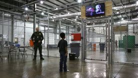 El hombre que se negó a separar a unos hermanos brasileños que se estaban abrazando en un refugio para niños migrantes