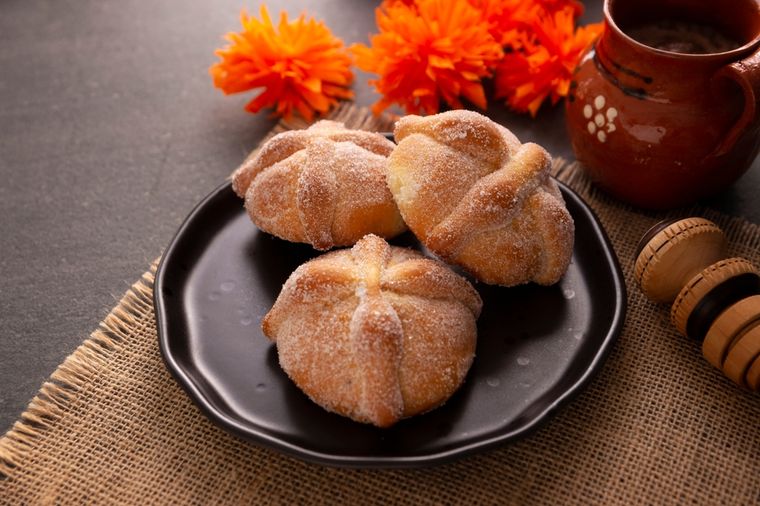 Tradicionalmente, esta receta de pan muerto se prepara y consume entre finales de octubre y el 2 de noviembre. Tradicionalmente, esta receta de pan muerto se prepara y consume entre finales de octubre y el 2 de noviembre.