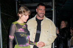 La cantante Taylor Swift y jugador de fútbol americano Travis Kelce anuncian su compromiso. Foto: Gotham