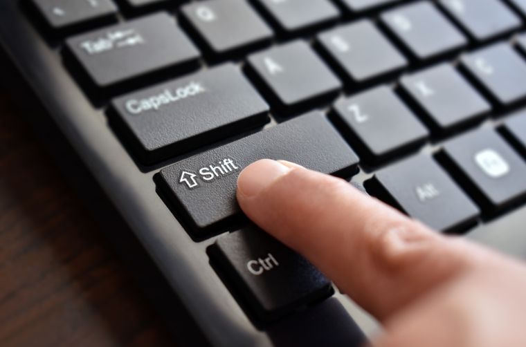 Shift, la “tecla modificadora”: potencia otras teclas al presionarla en conjunto. Viene de las máquinas de escribir y aparece como flecha ↑ o “Mayús”.