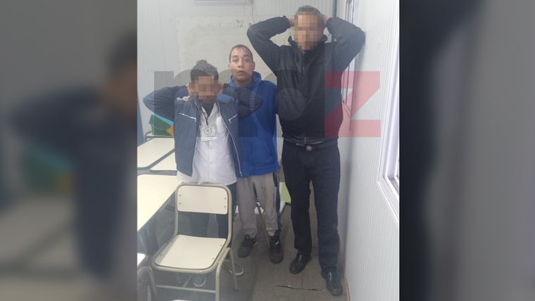Ricardo el Galleguito Cortez junto a docente y el penitenciario que fueron víctimas de la toma de rehenes en Almafuerte.