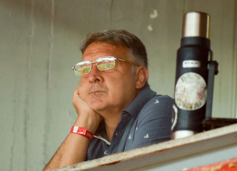 Gerardo Martino debe afrontar un problema oftalmológico. Foto: NA